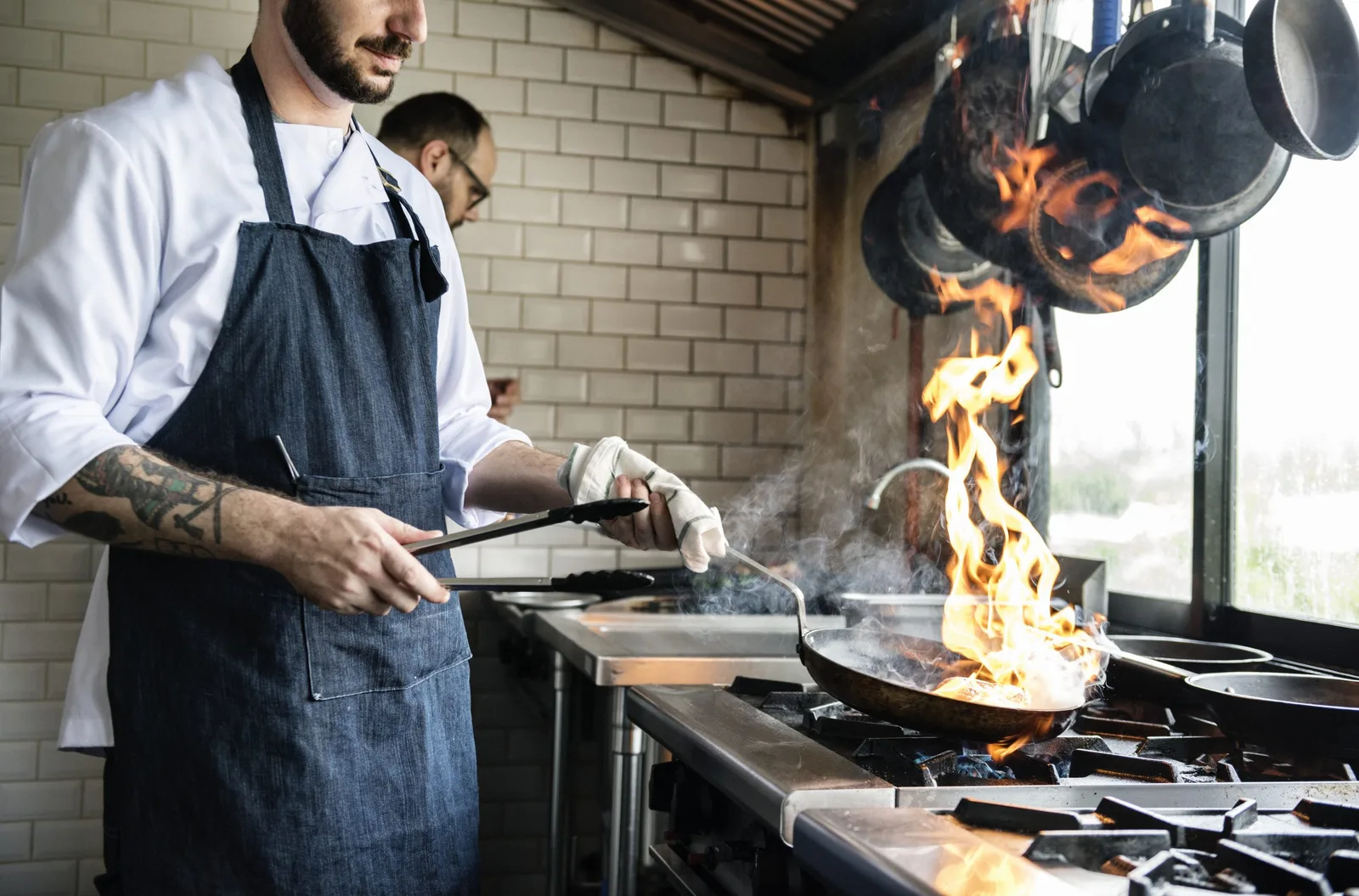 Restoran mutfağında yemek pişiren şef